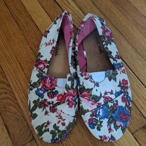 Wet Seal Floral Slipons